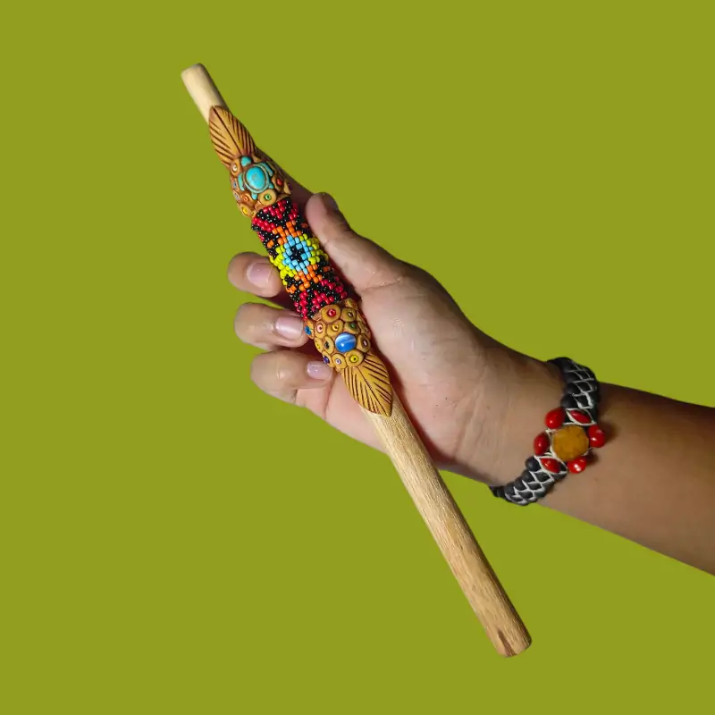Tepy,s de Palo Santo: Arte y Espiritualidad decorado con Mostacilla
