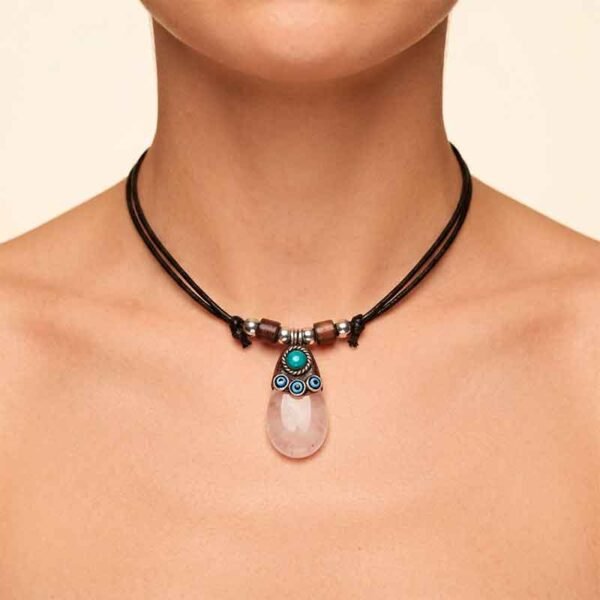 Collar Artesanal con Cuarzo Pulido y Detalles Étnicos