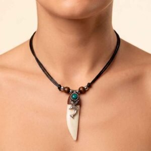 Collar-01 Collar de Diente con Figuras y Piedra Turquesa – Joyería Artesanal Amazónia