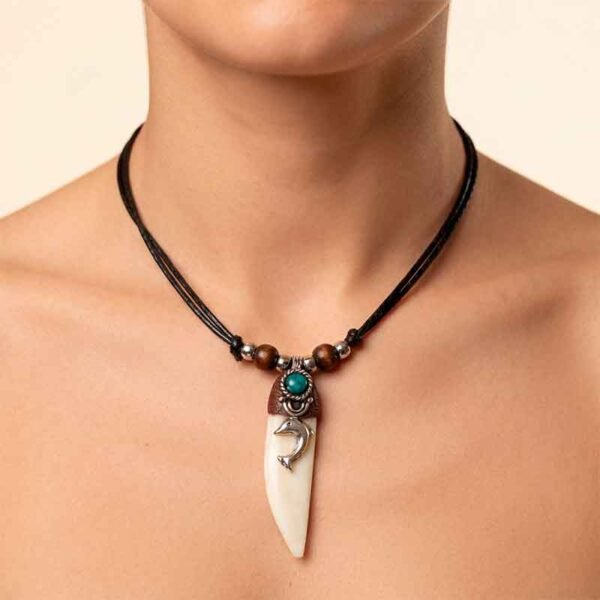 Collar de Diente con Figuras y Piedra Turquesa – Joyería Artesanal Amazónia