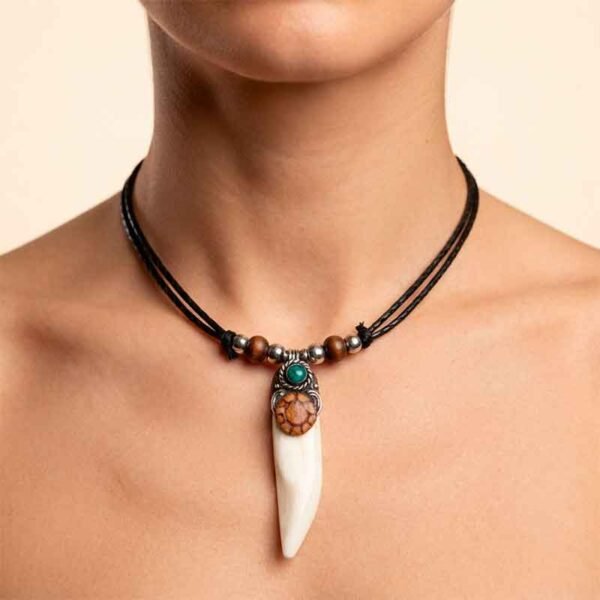Collar de Diente con Corteza de Ayahuasca, Turquesa y Cuentas – Joyería Artesanal Amazónica