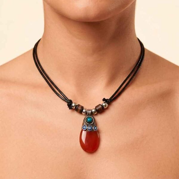 Collar Artesanal con Cuarzo Pulido y Detalles Étnicos