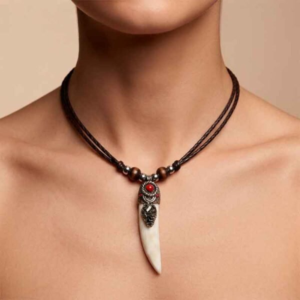 Collar de Diente con Incrustaciones de Piedras  – Joyería Artesanal Amazónica