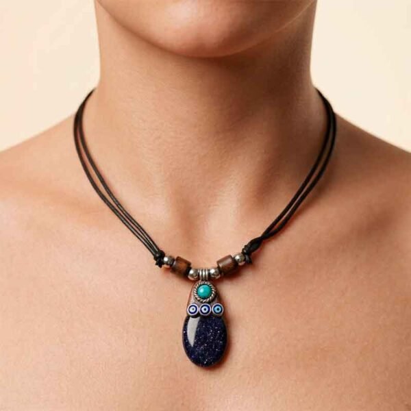 Collar Artesanal con Cuarzo Pulido y Detalles Étnicos