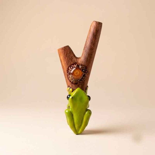 Kuripe de Madera, Chonta Decorado con Rana
