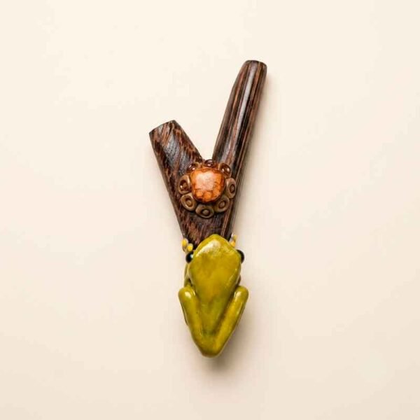 Kuripe de Madera, Chonta Decorado con Rana