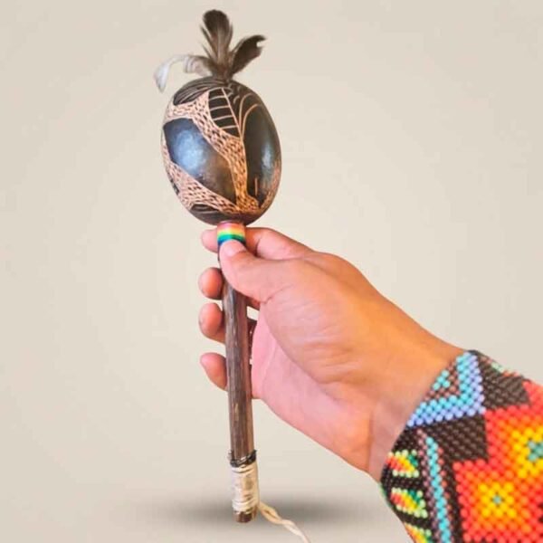 Maraca Ceremonial de Totumo con Grabados de Ayahuasca