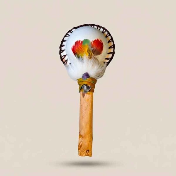 Maraca Ceremonial de Cuero y Palo Santo con Tejido en Mostacilla, Plumas y Flecos