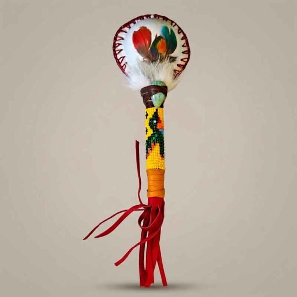 Maraca Ceremonial de Cuero y Palo Santo con Tejido en Mostacilla, Plumas y Flecos