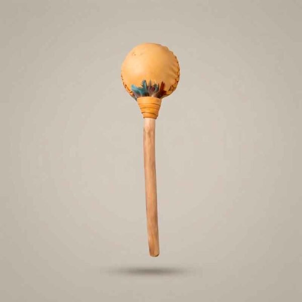Maraca Ceremonial de Cuero y Palo Santo con Plumas y Cuarzo