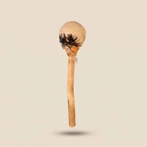 Maraca Ceremonial de Cuero y Palo Santo con Plumas y Cuarzo
