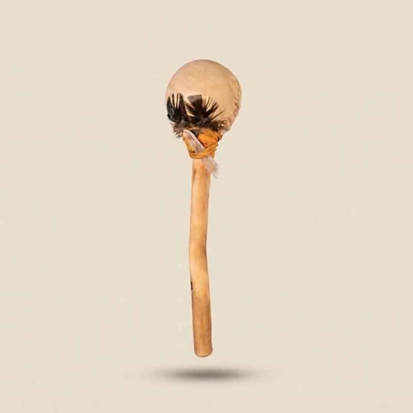 Maraca Ceremonial de Cuero y Palo Santo con Plumas y Cuarzo