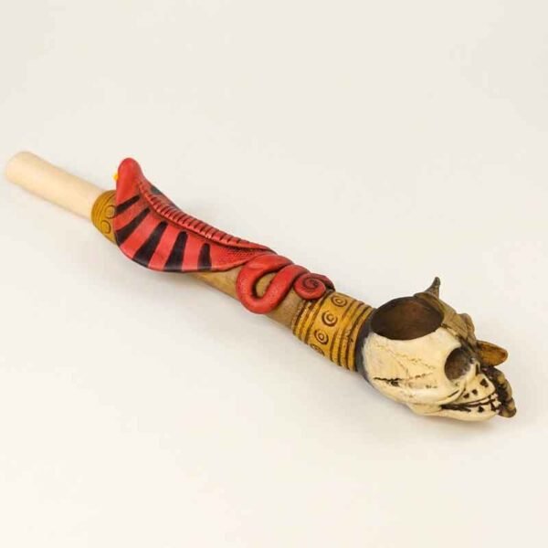 Pipa Ceremonial de Hueso y Resina con Rostro Indígena y Serpiente Esculpida