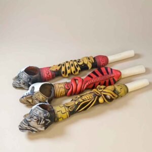 Pipa Ceremonial de Hueso y Resina con Rostro Indígena y Serpiente Esculpida