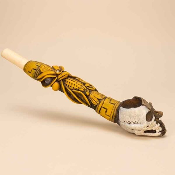 Pipa Ceremonial de Hueso y Resina con Rostro Indígena y Serpiente Esculpida