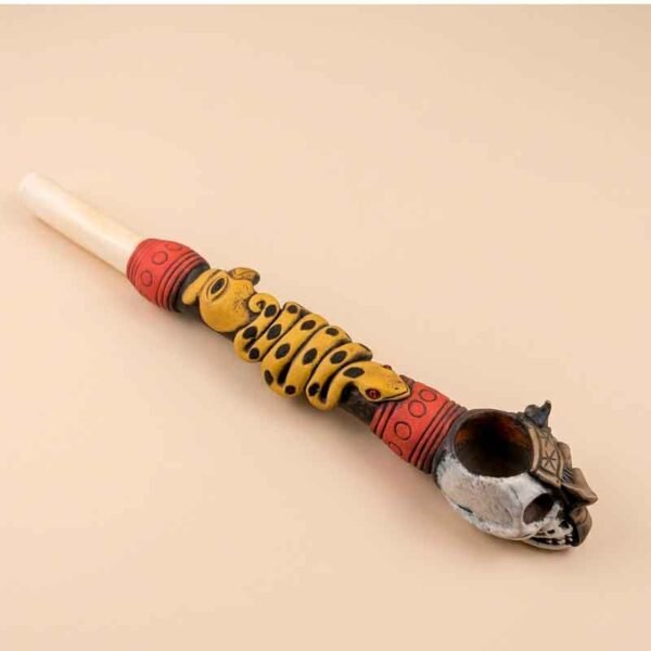 Pipa Ceremonial de Hueso y Resina con Rostro Indígena y Serpiente Esculpida