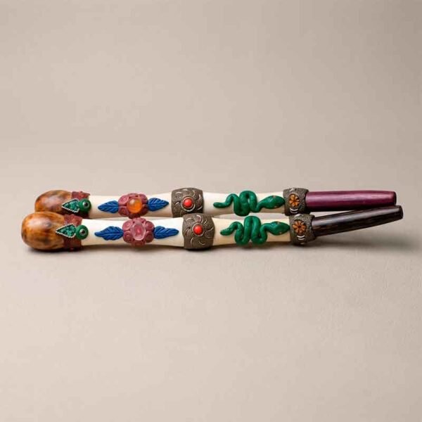 Tepy de Hueso Multicolor Tallado con Serpiente Verde y Piedras