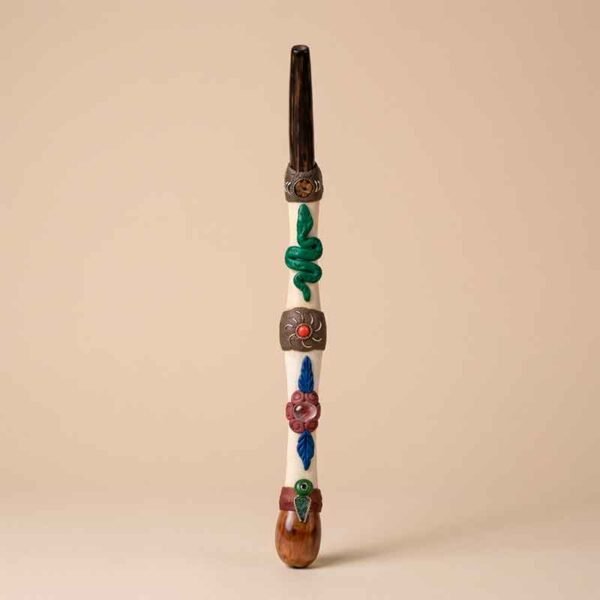 Tepy de Hueso Multicolor Tallado con Serpiente Verde y Piedras