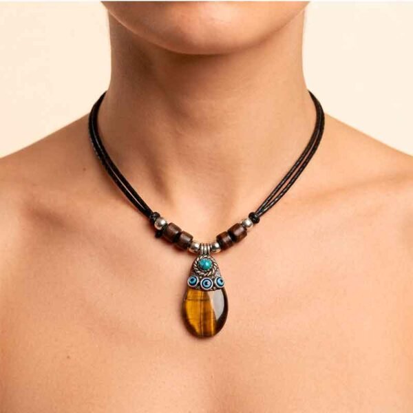 Collar Artesanal con Cuarzo Pulido y Detalles Étnicos