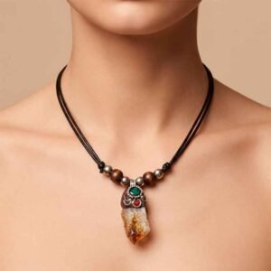 Collar Artesanal con Dije de Cuarzo y Detalles Étnicos