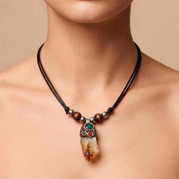 Collar Artesanal con Dije de Cuarzo y Detalles Étnicos