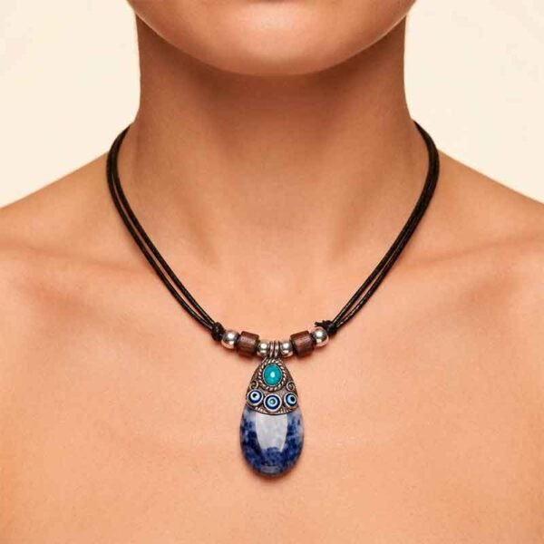 Collar Artesanal con Cuarzo Pulido y Detalles Étnicos