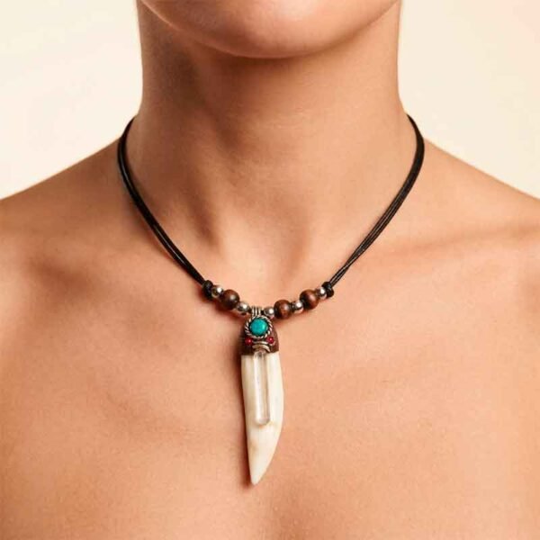 Collar de Diente con Cuarzo, y Turquesa – Joyería Artesanal Amazónica