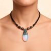 Collar Artesanal con Cuarzo Pulido y Detalles Étnicos