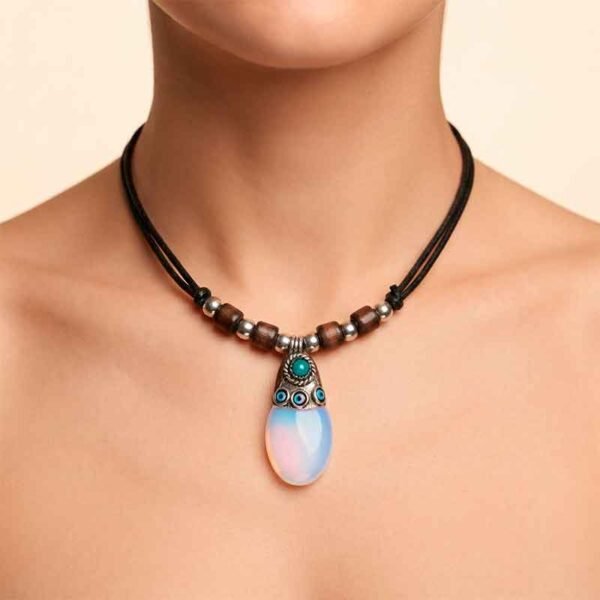 Collar Artesanal con Cuarzo Pulido y Detalles Étnicos