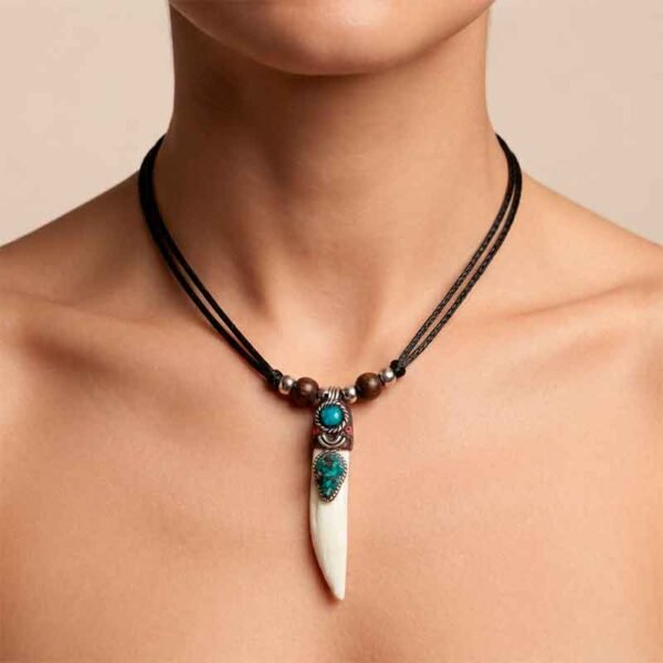 Collar de Diente con Incrustaciones de Piedras  – Joyería Artesanal Amazónica