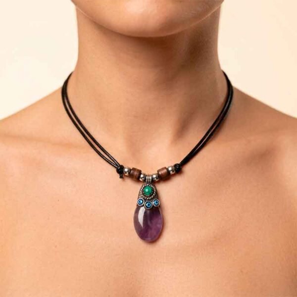 Collar Artesanal con Cuarzo Pulido y Detalles Étnicos