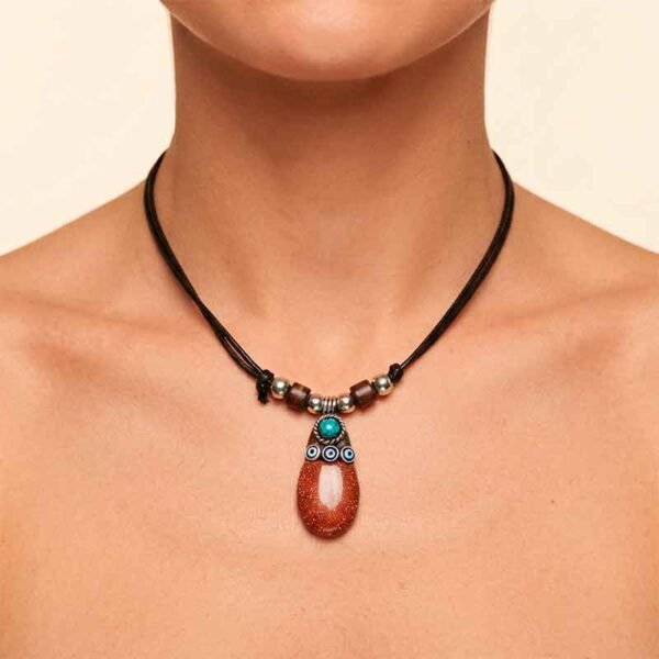 Collar Artesanal con Cuarzo Pulido y Detalles Étnicos