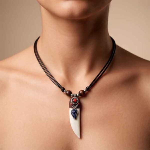 Collar de Diente con Incrustaciones de Piedras  – Joyería Artesanal Amazónica
