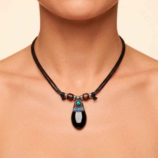 Collar Artesanal con Cuarzo Pulido y Detalles Étnicos