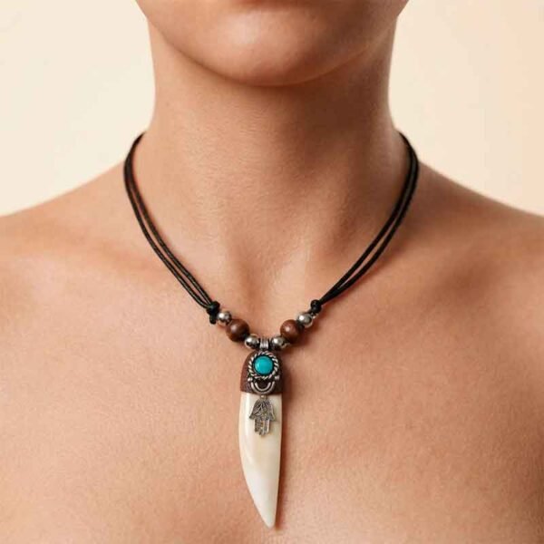 Collar de Diente con Figuras y Piedra Turquesa – Joyería Artesanal Amazónia