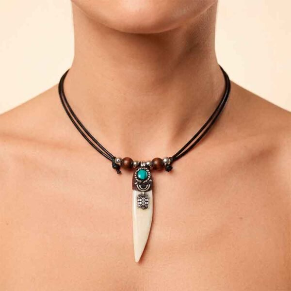 Collar de Diente con Figuras y Piedra Turquesa – Joyería Artesanal Amazónia